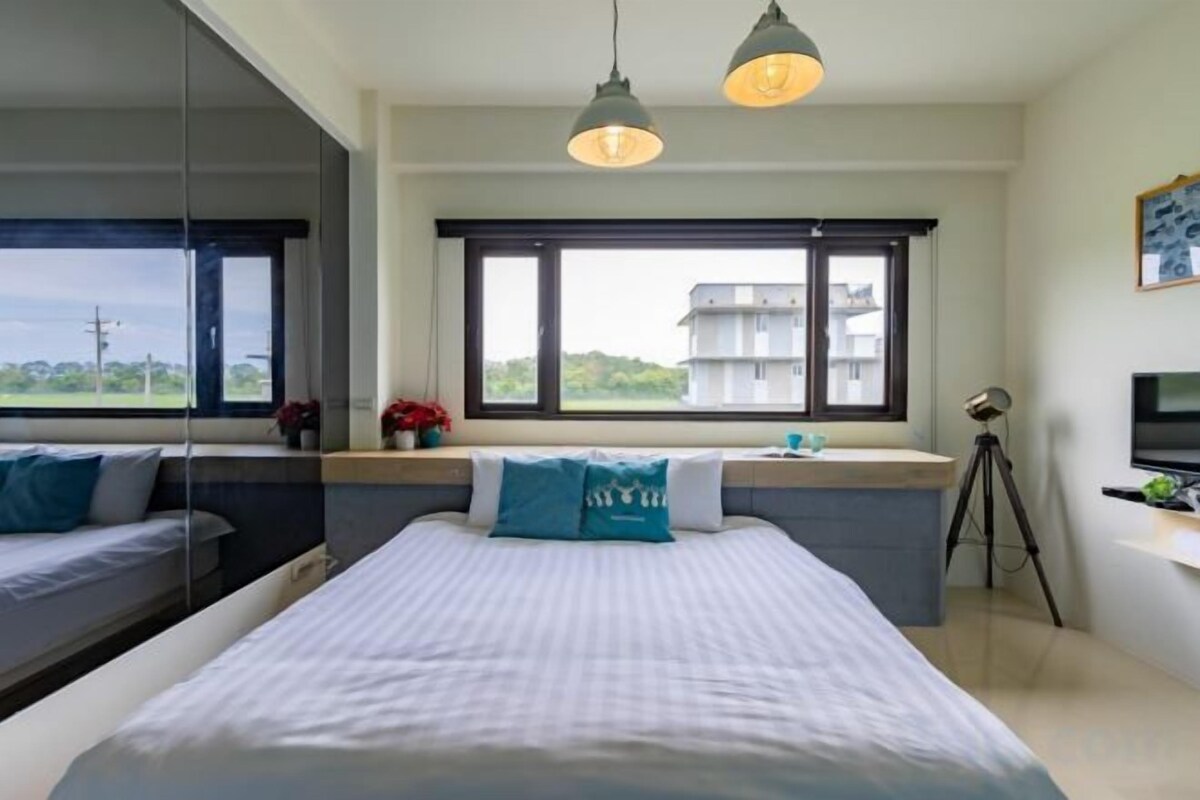 Minibar, WiFi (free), bed sheets
