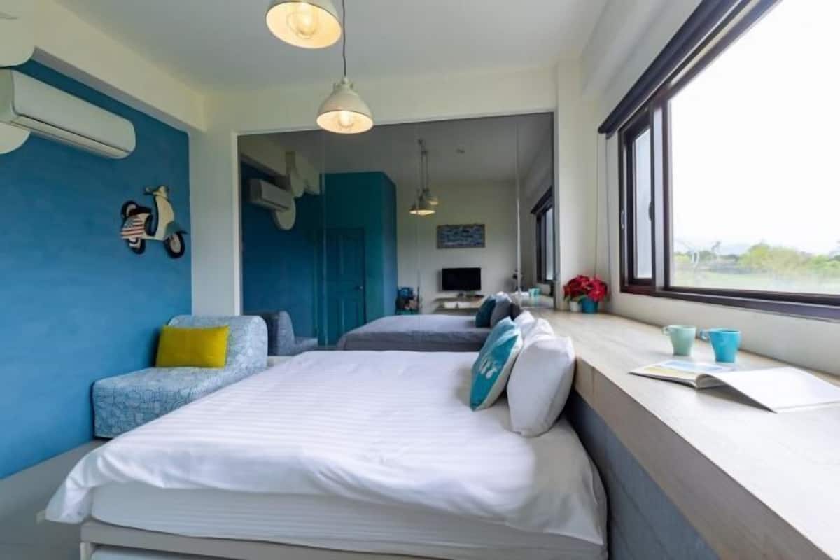 Minibar, WiFi (free), bed sheets