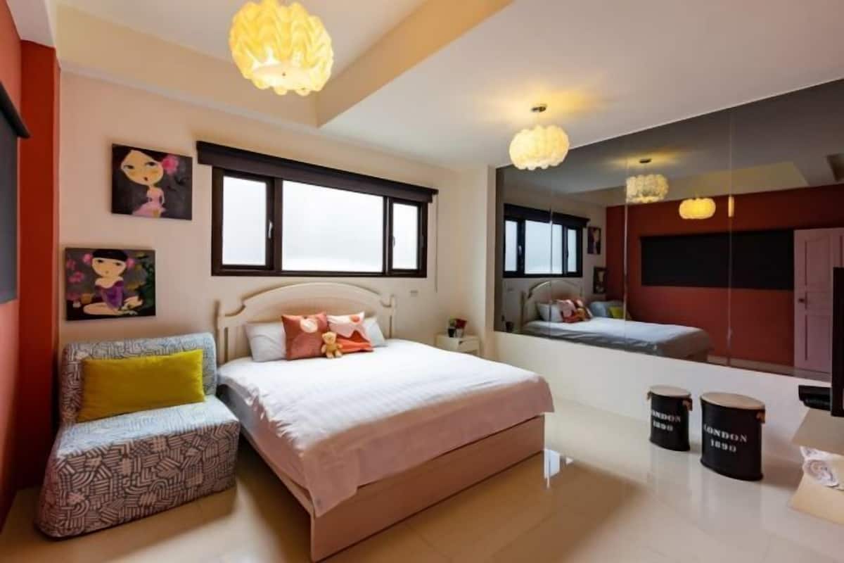 Minibar, WiFi (free), bed sheets