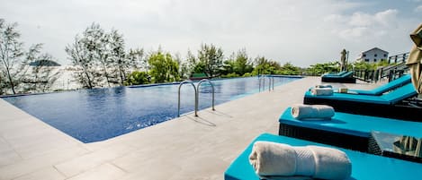 Kolam renang outdoor, dengan payung kolam renang dan kursi berjemur