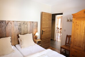 2 bedrooms, iron/ironing board, WiFi, bed sheets