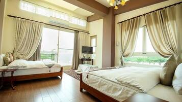 高級四人房 | 遮光布/窗簾、折疊床/加床、免費無線上網、床單