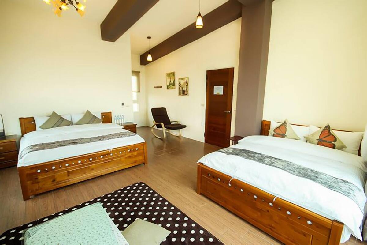 Habitación cuádruple superior | Cortinas opacas, camas supletorias, wifi gratis y ropa de cama