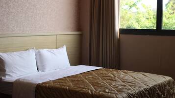 Desk, soundproofing, free WiFi, bed sheets