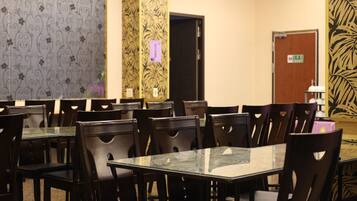 Daily buffet breakfast (TWD 400 per person)