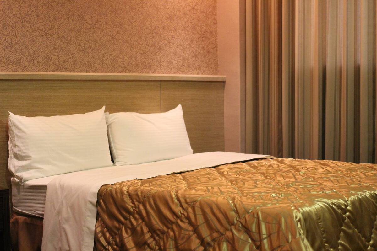 Basic Double Room, 1 Double Bed, Non Smoking | Desk, soundproofing, WiFi (free), bed sheets