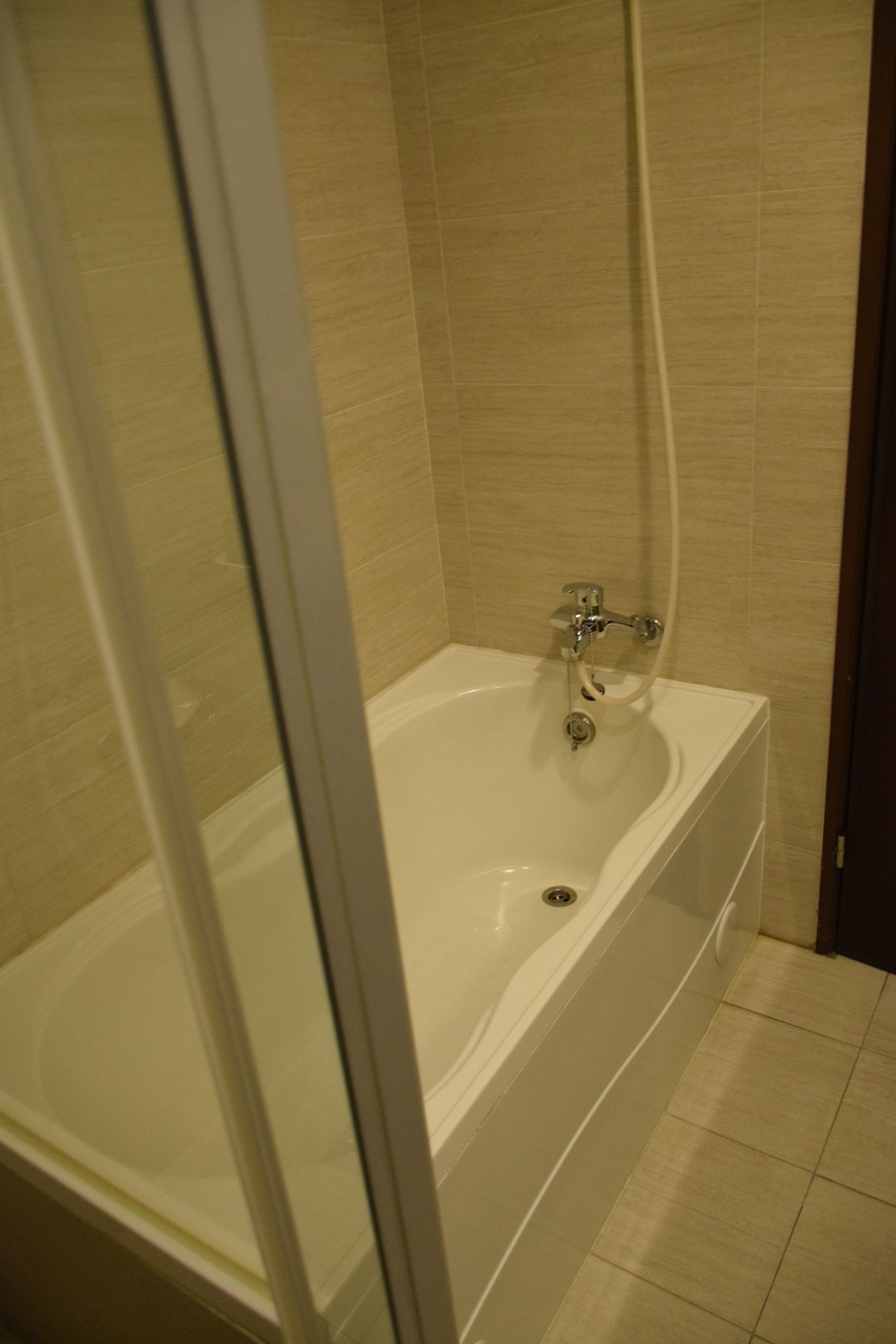 Un bagno con vasca, doccia e WC.
