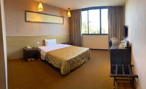 Escritorio, sistema de insonorización, wifi gratis y ropa de cama