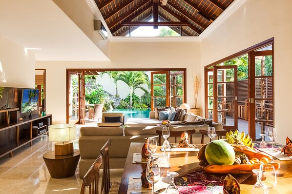 Luxury-Villa, 3 Schlafzimmer | Wohnbereich | Flachbildfernseher, DVD-Player