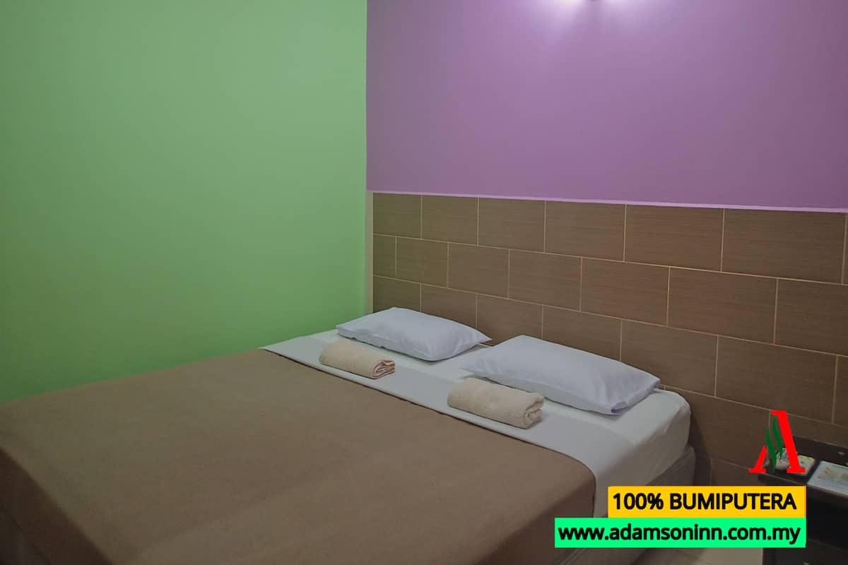 Superior Double Room, 1 King Bed, No Windows | Living area | Flat-screen TV