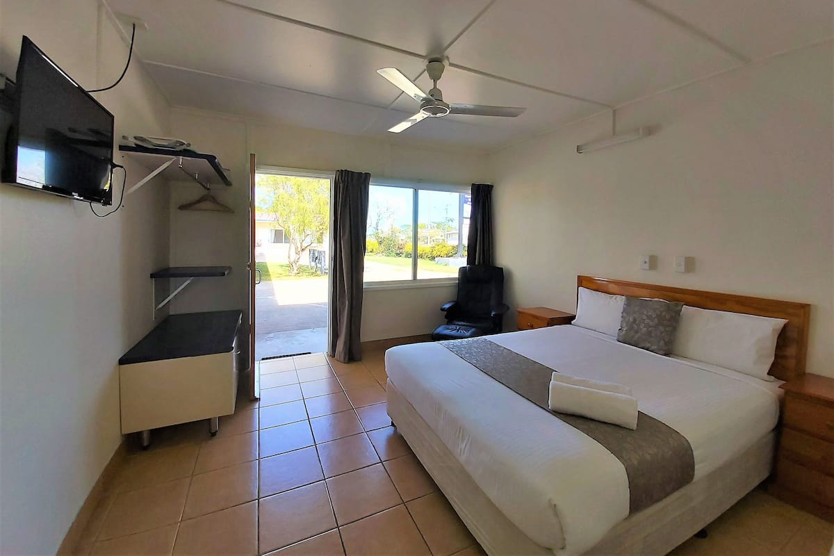 Deluxe kamer, 1 queensize bed | 1 slaapkamer, een bureau, een laptopwerkplek, verduisterende gordijnen