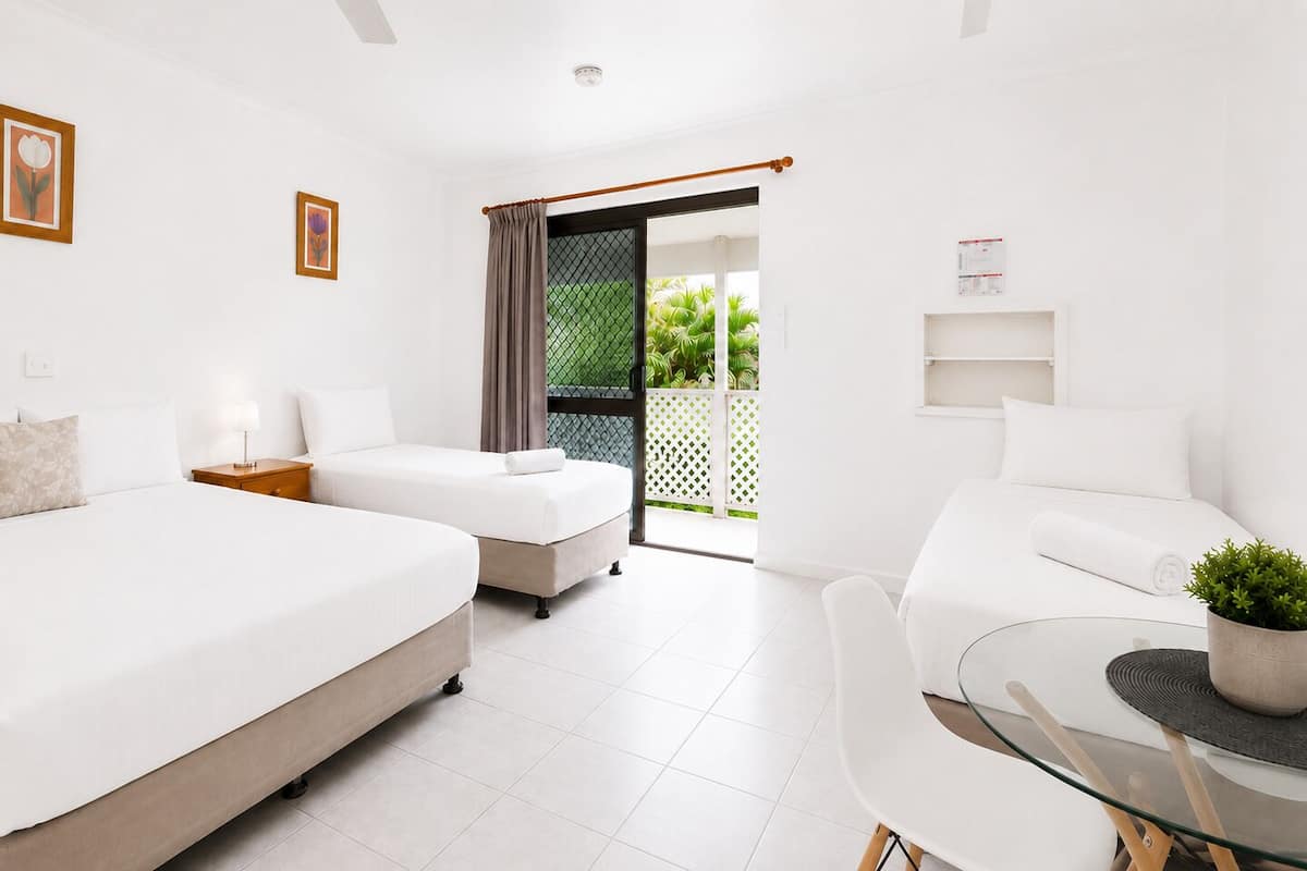 Habitación familiar (Executive, Spa) | Escritorio, espacio para trabajar con un portátil, cortinas opacas