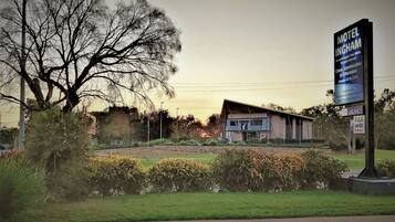 Overnatningsstedets facade – aften/nat