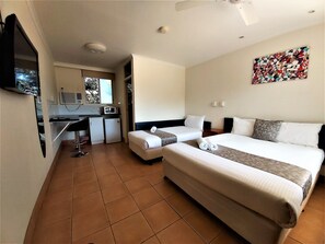 Deluxe Twin Room | Desk, laptop workspace, blackout drapes, iron/ironing board - Motel Ingham (Ingham)