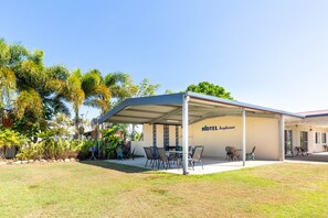 Outdoor dining - Motel Ingham (Ingham)