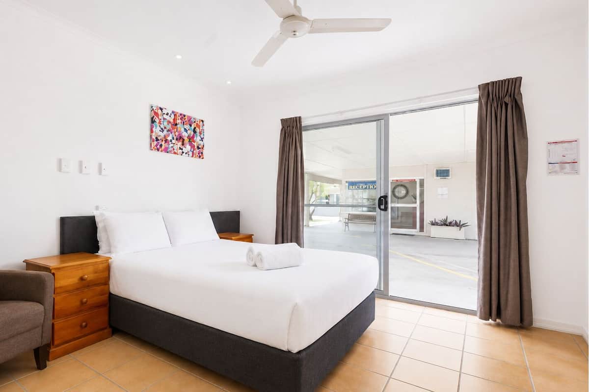 Habitación Deluxe, 1 cama de matrimonio | Escritorio, espacio para trabajar con un portátil, cortinas opacas