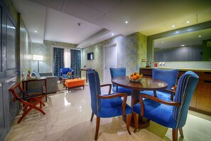 Suite | Premium bedding, down comforters, memory foam beds, in-room safe - De Sovrani (Bidhannagar)