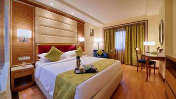 Habitación doble Deluxe, 1 cama King size, vista a la ciudad | Ropa de cama de alta calidad, edredón y camas con efecto memoria