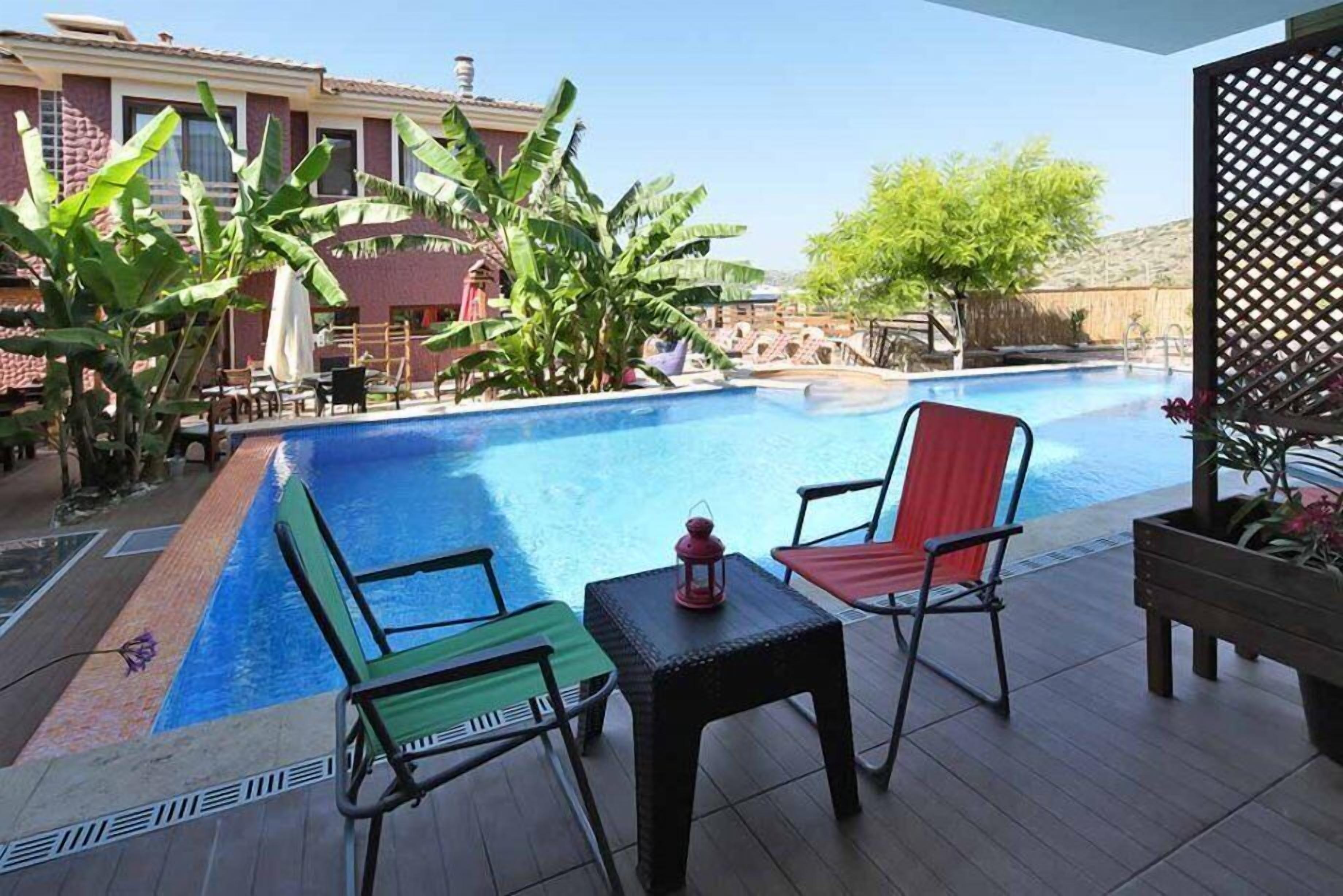 Una piscina al aire libre, tumbonas