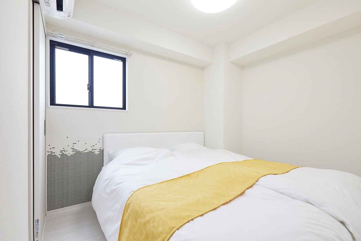 Une chambre à coucher avec un lit, une fenêtre et un radiateur.