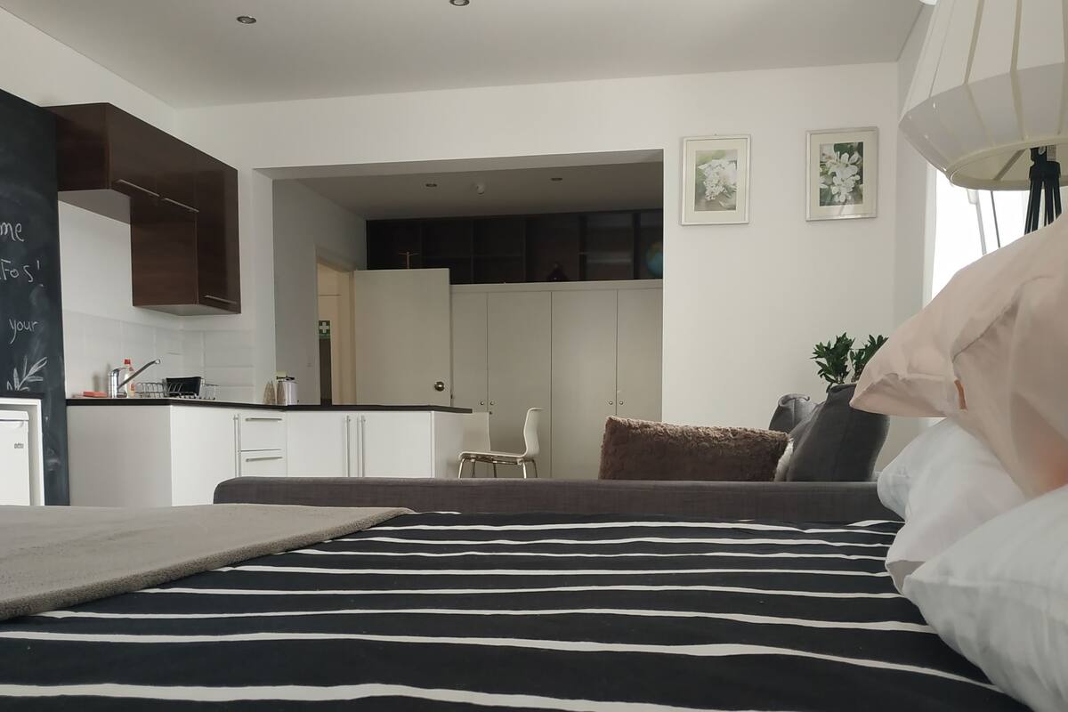 Comfort-Studio | Schreibtisch, laptopgeeigneter Arbeitsplatz, Verdunkelungsvorhänge