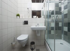 Doppia Classic, 2 letti singoli | Bagno | Doccia, pantofole, asciugamani, shampoo