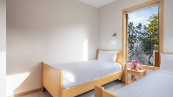 2 habitaciones, tabla de planchar con plancha y ropa de cama