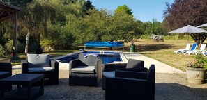 Utomhuspool, uppvärmd pool och solstolar