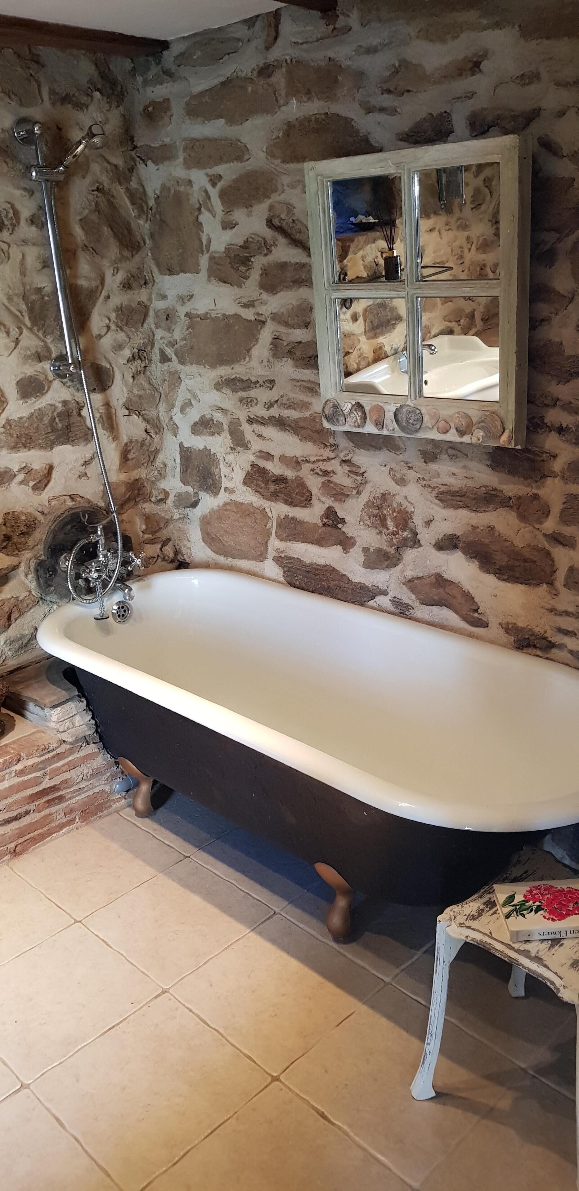 Ensemble douche/baignoire, sèche-cheveux, serviettes fournies, savon