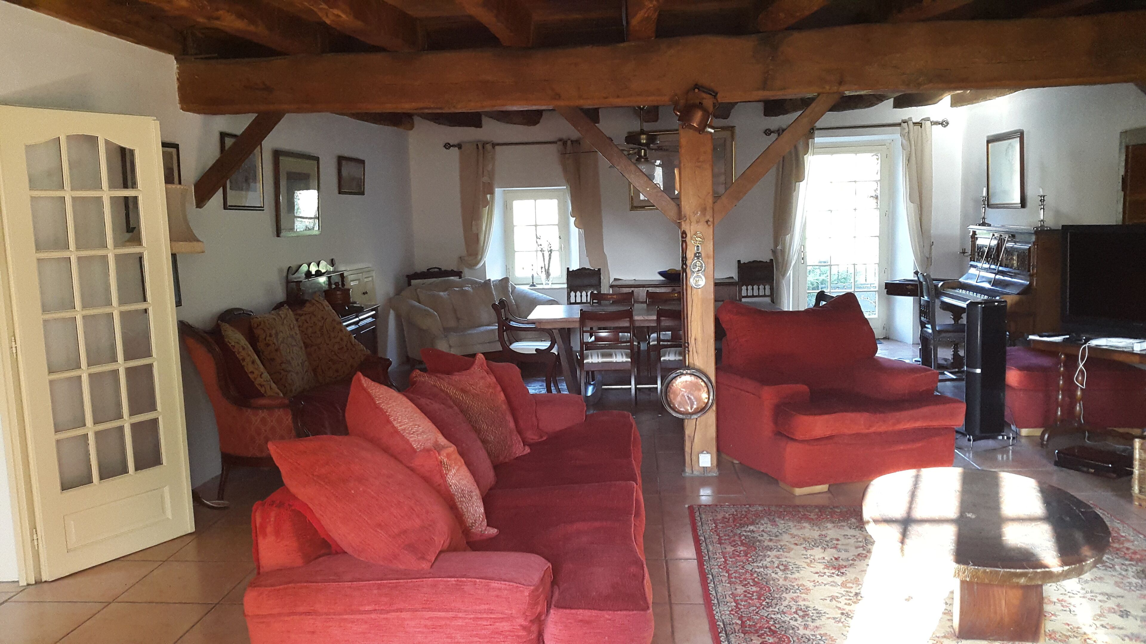 Télévision, cheminée, lecteur de DVD, table de tennis de table