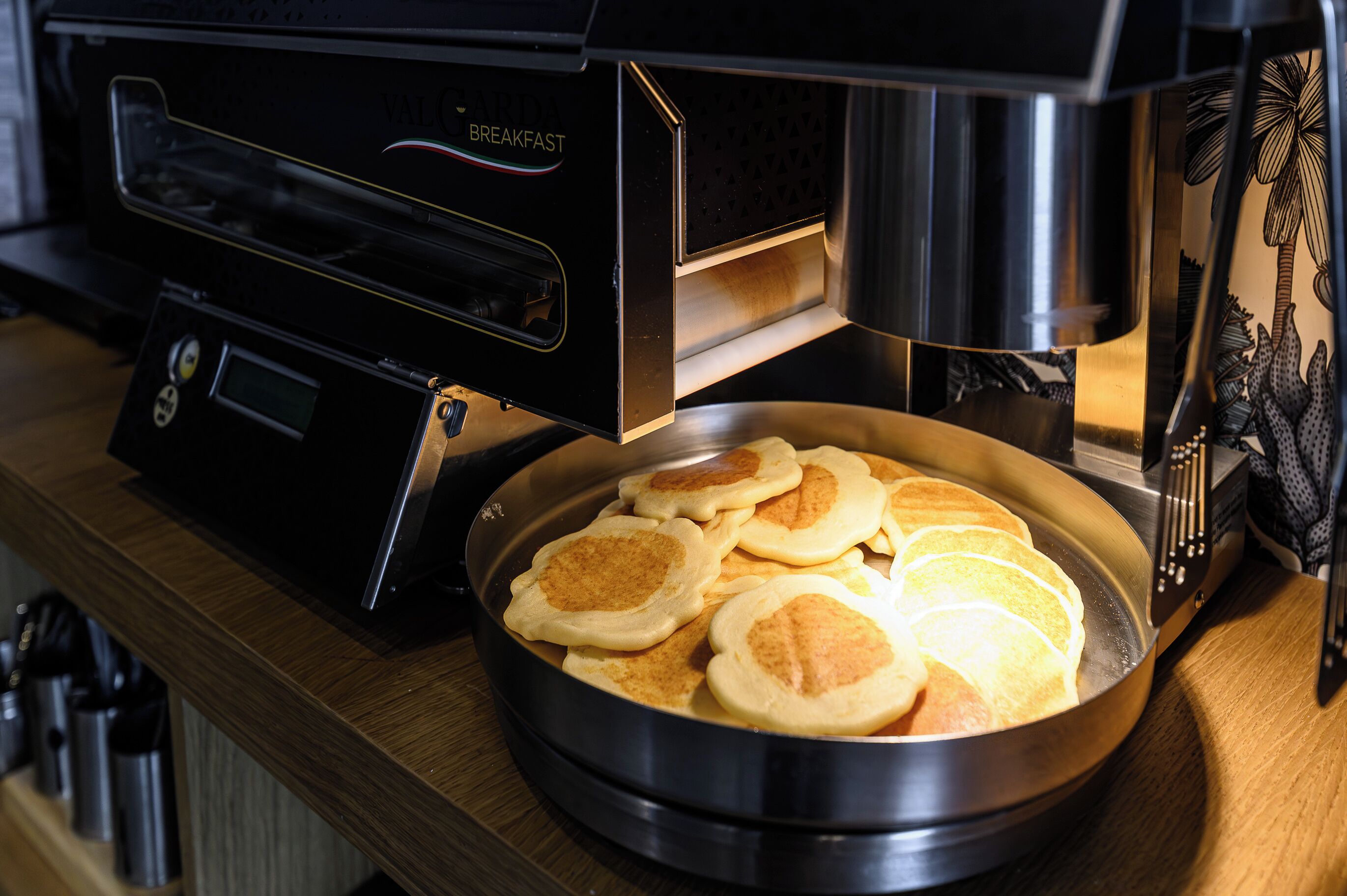 Una máquina para preparar desayunos con tortitas en cocción.