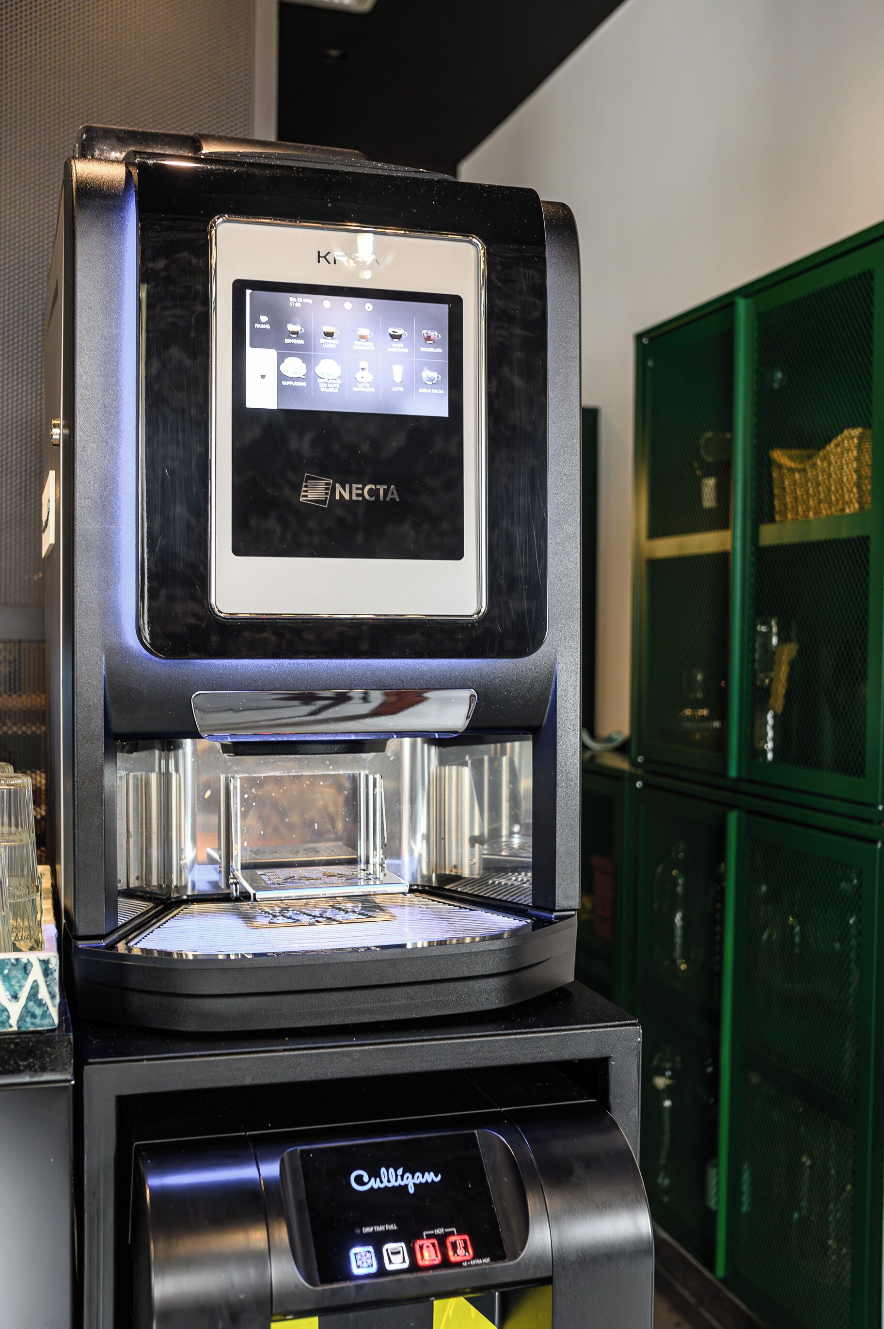 Une machine à café dotée d’un écran numérique et d’un distributeur d’eau.