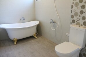 Free toiletries, hair dryer, slippers, towels - My B&B (Puli)