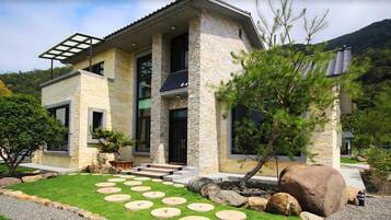 Vista frontal de la propiedad