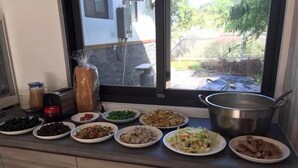 Una encimera de cocina con distintos platos y una olla.