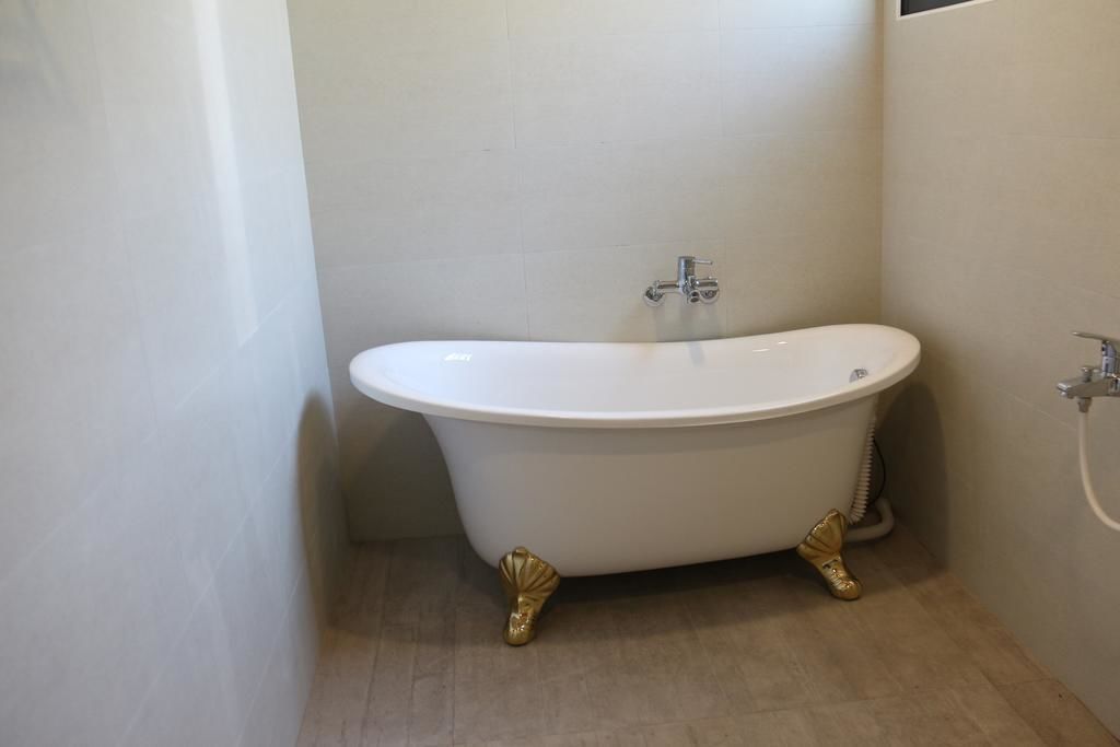 Artículos de tocador gratuitos, secador de pelo, pantuflas, toallas