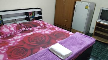 Budget Deluxe Room | Minibar, in-room safe, desk, blackout curtains