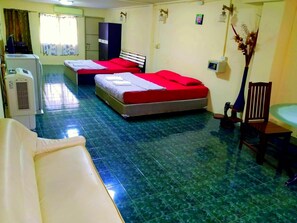 Family Suite | 迷你吧、客房内保险箱、办公桌、遮光窗帘