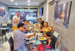 供应早餐、午餐和晚餐