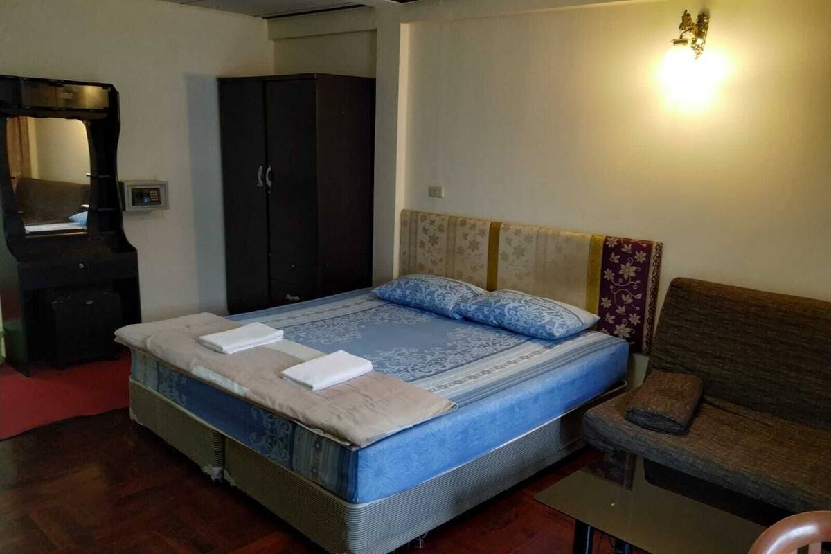Budget Deluxe Room | Minibar, in-room safe, desk, blackout drapes