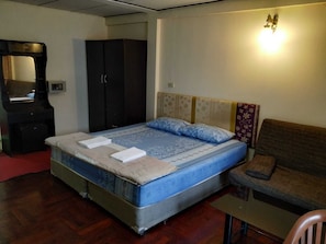Budget Deluxe Room | Minibar, in-room safe, desk, blackout drapes - Encore Sea View (Pattaya)