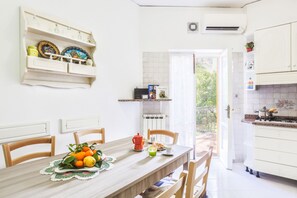 Appartement, 2 chambres, accès piscine | Cuisine privée | Grille-pain, chaise haute