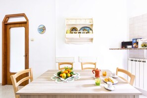 Apartment, 2 Bedrooms, Pool Access | Private kitchen