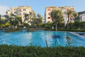 Piscine extérieure en saison, chaises longues