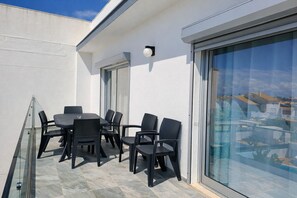 Outdoor dining - T2-2º vista mar, piscina, bbq, para a praia vai a (Albufeira)