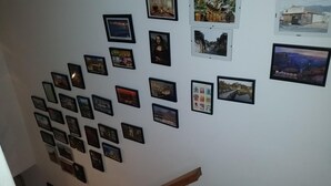 A wall with multiple framed photographs and a single framed picture of the Mona Lisa. - Guest House Roki & Diva - Adults only (Zadar)