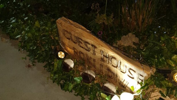 A wooden sign with the inscription "GUEST HOUSE" surrounded by greenery and illuminated by small lights. - Guest House Roki & Diva - Adults only (Zadar)