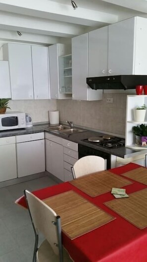 Fridge, microwave, oven, stovetop - Guest House Roki & Diva - Adults only (Zadar)