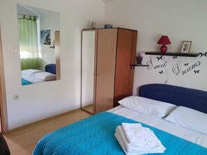 Chambre Double | Bureau, rideaux occultants, Wi-Fi gratuit, draps fournis