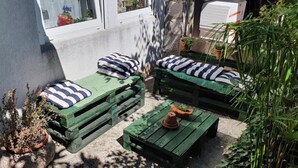 A small outdoor seating area with green benches and striped cushions. - Guest House Roki & Diva - Adults only (Zadar)